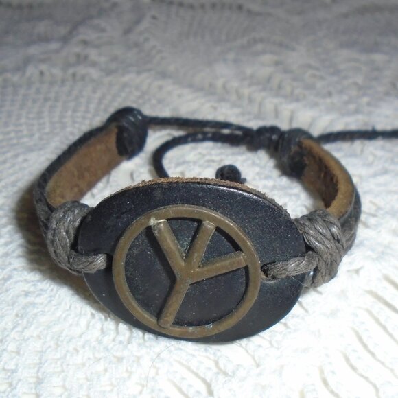 Unisex leather peace sign bracelet - Picture 1 of 2